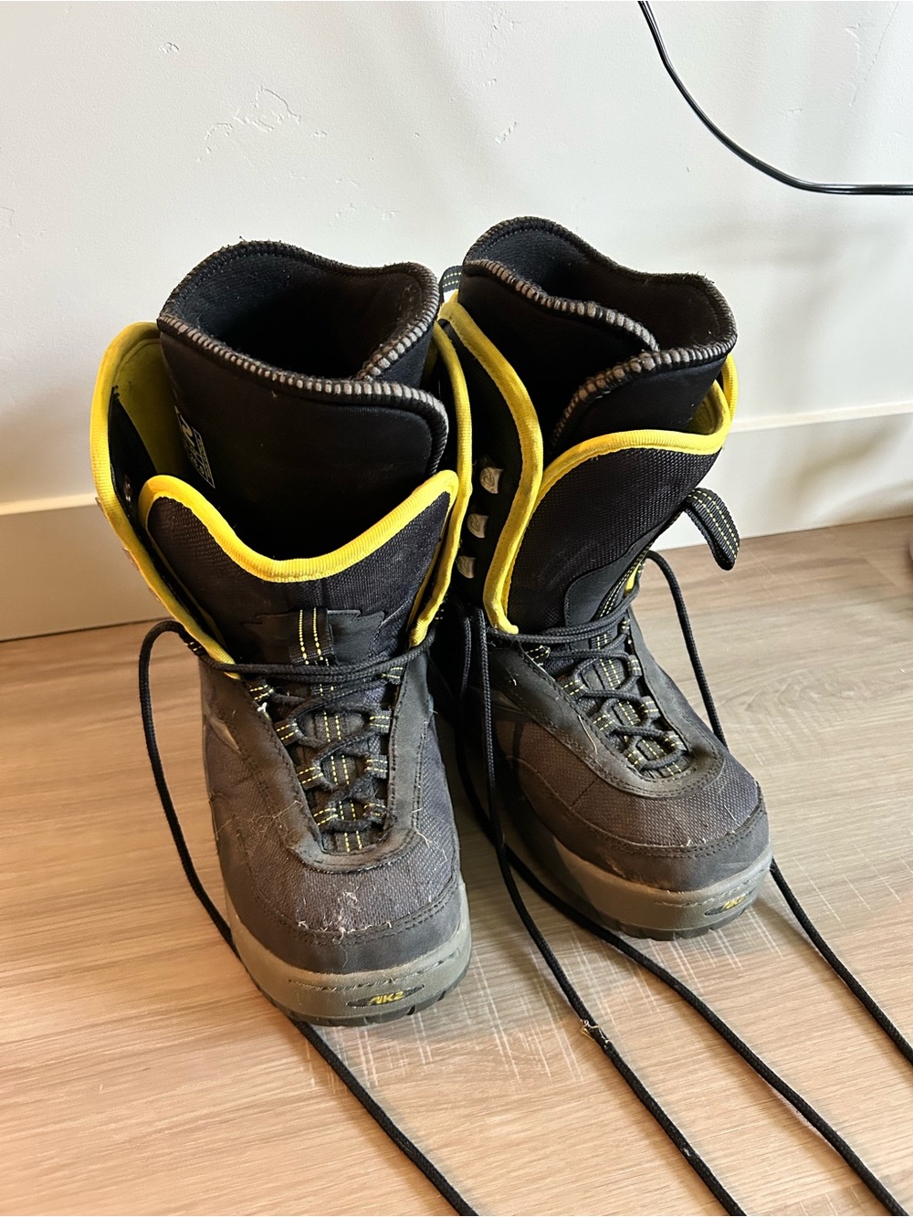 K2 Striker Men’s Snowboard Boots Size 9 / 26.5 cm Black Yellow